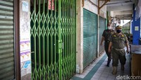 Petugas Satpol PP terlihat berjaga di sekitar lokasi.