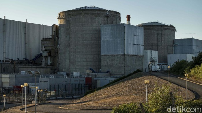 FESSENHEIM, FRANCE - JUNE 29: The Fessenheim nuclear power plant pictured on June 29, 2020 in Fessenheim, France. Anti-nuclear activists gathered together for the 480th picket on the Rhine bridge Breisach-Vogelrun on the German/French border  to celebrate its closure. The plant, operated by French utility EDF, is scheduled to cease operation tonight. Completed in 1977 on a canal next to the Rhine River, and close to the border with Germany, Fessenheim is France's oldest operational nuclear power plant and has long been the ire of anti-nuclear activists. (Photo by Thomas Lohnes/Getty Images)
