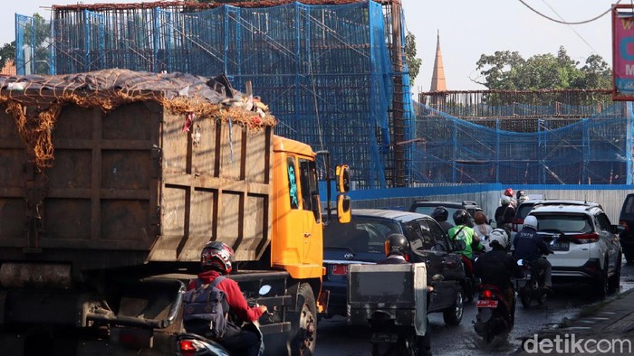 Pembangunan flyover di Jalan Jakarta, Bandung, kembali dilanjutkan. Imbas dari pembangunan itu Jalan Jakarta menuju Jalan WR Supratman alami kepadatan kendaraan