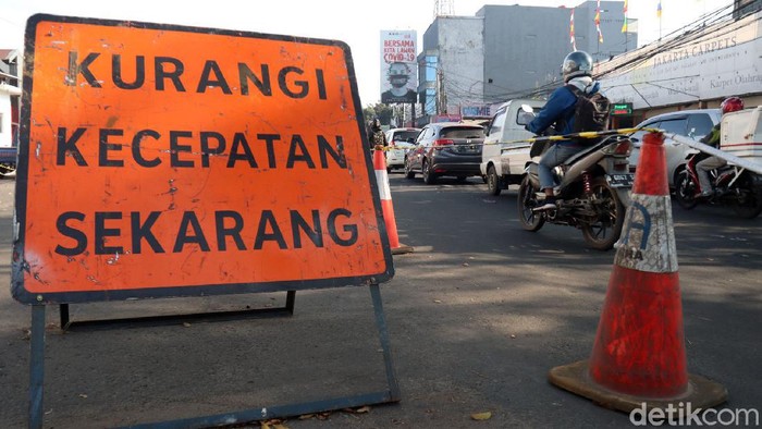 Pembangunan flyover di Jalan Jakarta, Bandung, kembali dilanjutkan. Imbas dari pembangunan itu Jalan Jakarta menuju Jalan WR Supratman alami kepadatan kendaraan