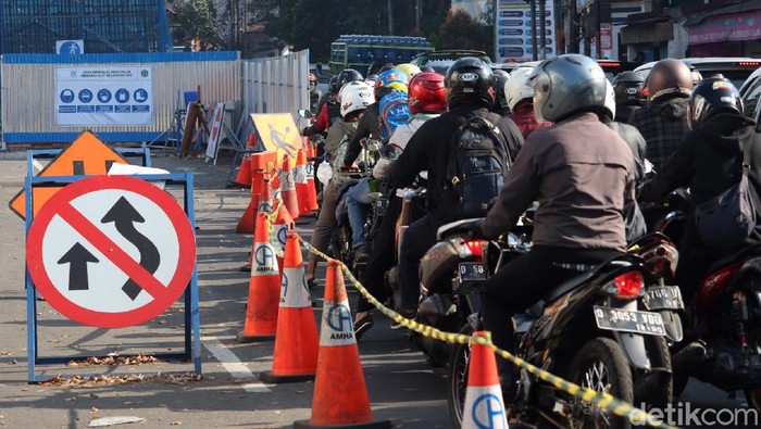 Pembangunan flyover di Jalan Jakarta, Bandung, kembali dilanjutkan. Imbas dari pembangunan itu Jalan Jakarta menuju Jalan WR Supratman alami kepadatan kendaraan
