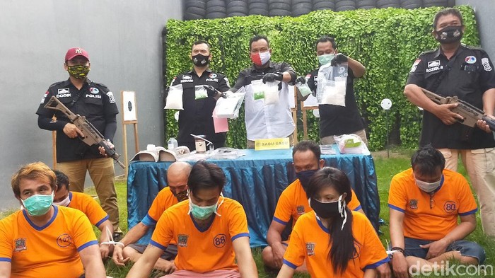 Polisi menangkap 7 pengedar sabu di Surabaya selama dua pekan. Dari mereka, polisi mengamankan 1,8 kilogram sabu.