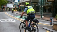 Di Selandia Baru, sebuah agensi periklanan Make Collective yang ada di Christchurch, Selandia Baru memberikan uang tunai sebesar 5 dollar AS perhari kepada karyawan yang mengendarai sepeda ke kantor. Dan jika terus berkendara dengan sepeda selama lebih dari setengah tahun, maka bonus tersebt akan ditingkatkan menjadi 10 dollar. Hagen Hopkins/Getty Images