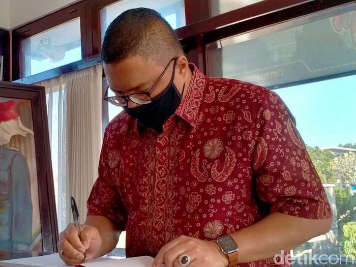 Ketua DPD PDIP Jatim, Kusnadi menyebut, pasangan petahana Rijanto-Marhaenis mendapatkan rekom dari DPP. Bawaslu RI berharap, munculnya nama itu tidak membuat Pilbup Blitar kembali digelar dengan calon tunggal.
