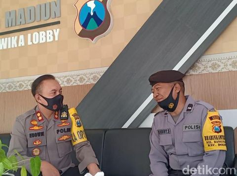 Polisi di Kabupaten Madiun Aipda Hendry Setiawan tengah menjadi perbincangan. Selama 11 tahun ia bertugas sebagai Bhabinkamtibmas Polsek Dolopo menggunakan kuda sebagai alat transportasi.