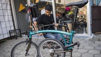 Karyawan memasang rangka (frameset) sepeda lipat Kreuz di Bandung, Jawa Barat, Senin (29/6/2020).