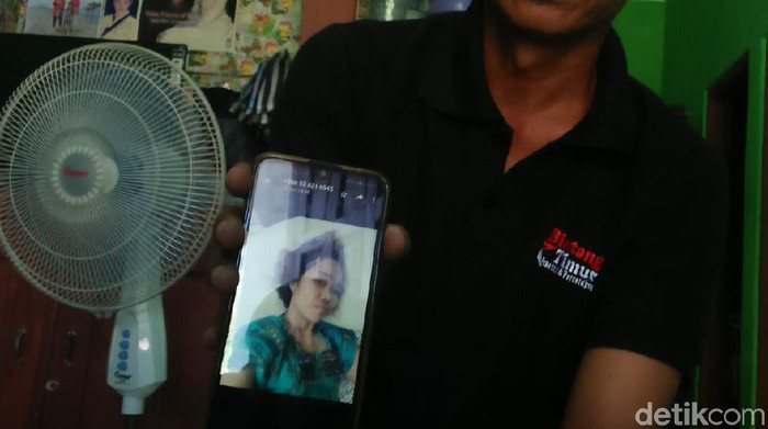 Purwanto menunjukkan foto kakaknya Surani, TKW yang viral disekap tanpa makan dan terpaksa minum air bak mandi di Jeddah, Arab Saudi