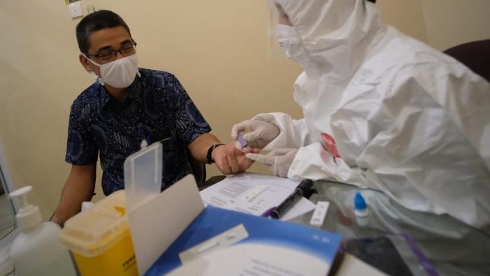 Rapid Test di Lingkungan Kerja Terus Digalakkan Sejumlah rapid test digelar untuk mengetahui lebih dini penyebaran virus Corona di lingkungan kerja.