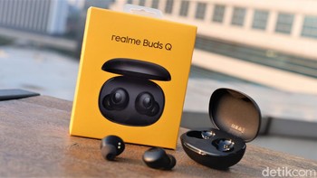 Realme Buds Q akan dijual dengan harga Rp 399 ribu. Namun saat sesi hate-to-wait sale di Shopee, earphone TWS ini dilepas Rp 349 ribu. Foto: Adi Fida Rahman/detikINET