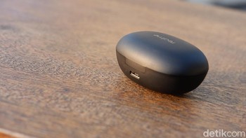 Terdapat port microUSB. Foto: Adi Fida Rahman/detikINET