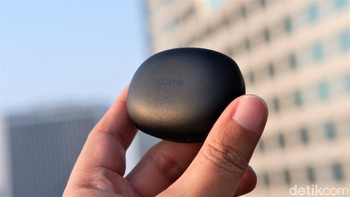 Realme Buds Q didesain seperti batu alam oleh Jose Levy, salah satu desainer Hermes Foto: Adi Fida Rahman/detikINET