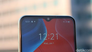 Notch diklaim berukuran kecil yang membuat rasio screen to body mencapai  88,7%. Di sana terdapat kamera 5 MP. Foto: Adi Fida Rahman/detikINET