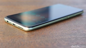 Realme C11 masih menggunakan port microUSB. Foto: Adi Fida Rahman/detikINET