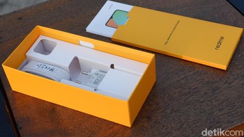 Dalam paket penjualannya hanya disertakan buku petunjuk, kabel data dan charger. Foto: Adi Fida Rahman/detikINET