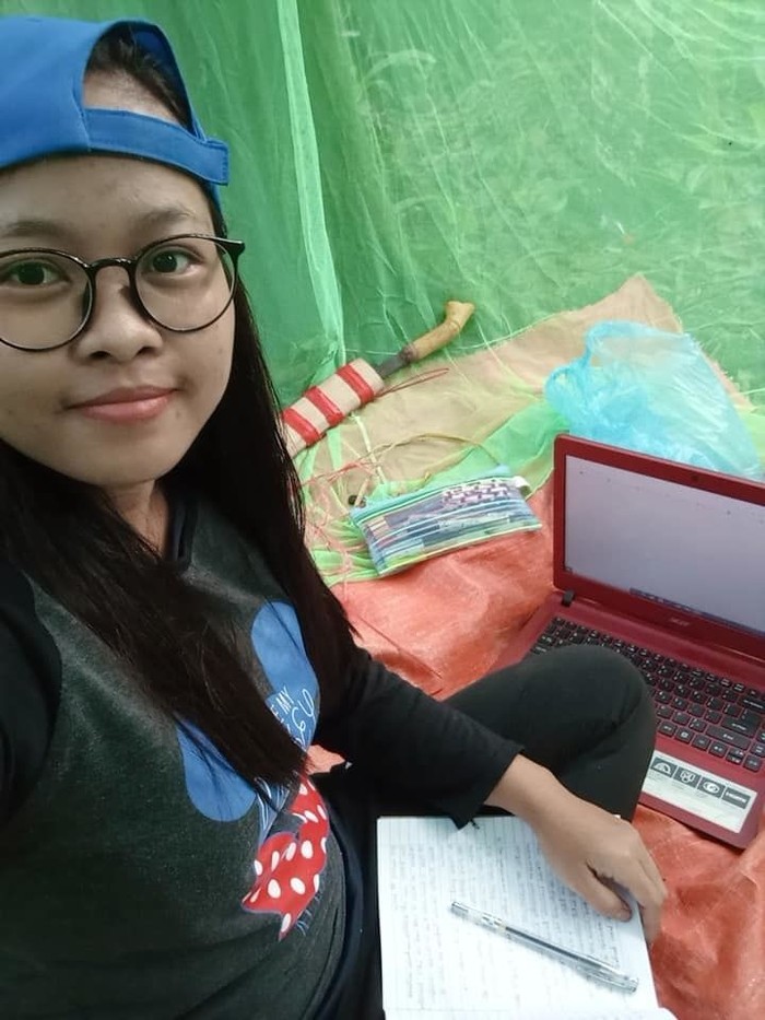 Rose brought a parang along as she sits in the jungle for e-learning. — Photo: Rose Nawie Anjap