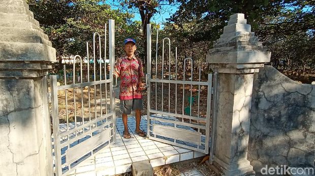 Salah satu penjaga makam menunjukkan pintu masuk makam Krapyak, Kudus yang sudah terpasang gembok, Selasa (30/6/2020).