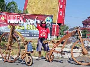 Kreatif! Pria Ini Sulap Limbah Kayu Jadi Sepeda