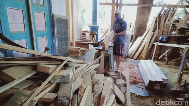 Sarijo di bengkel limbah kayu tempatnya bekerja