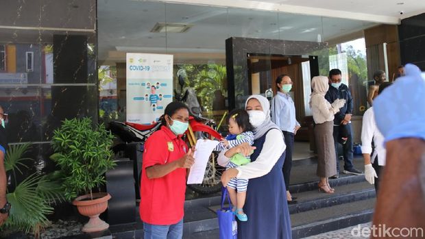 Sebanyak 10 pasien yang dirawat di RS darurat Hotel Sahid Jayapura dinyatakan sembuh dari Corona (Wilpret/detikcom)
