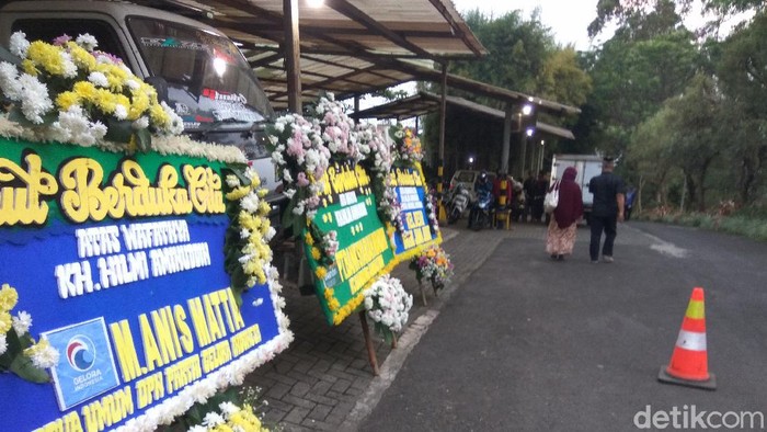 Sejumlah pelayat sudah mendatangi rumah duka Hilmi Aminuddin di Lembang
