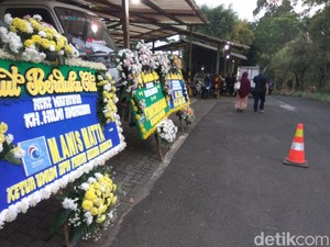 Ustaz Hilmi Aminuddin Dimakamkan dengan Protokol COVID-19