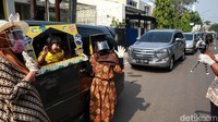 Wisuda drive thru tersebut dilakukan di dalam mobil menggunakan protokol COVID-19.