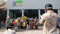 Anak-anak hanya turun dari mobil untuk berfoto bersama guru di trotoar atau di depan PAUD tersebut.