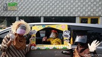 Para siswa playgroup Rumah Main-main (RMM) didampingi orang tua/wali murid melakukan wisuda drive thru di Bintaro, Jakarta Selatan, Selasa (30/6/2020).