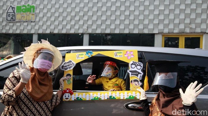 Para siswa playgroup Rumah Main-main (RMM) di Bintaro melakukan wisuda drive thru. Wisuda drive thru tersebut dilakukan di dalam mobil.