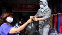 Seperti diketahui, Pemprov DKI Jakarta melarang penggunaan kantong plastik sekali pakai (kantong kresek) di pusat perbelanjaan (mal), toko swalayan, dan pasar rakyat mulai 1 Juli 2020.