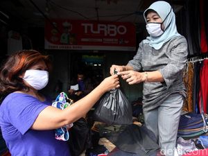 Masih Pakai Kantong Plastik, Pedagang Pasar Tanah Abang: Belum Tahu Aturannya
