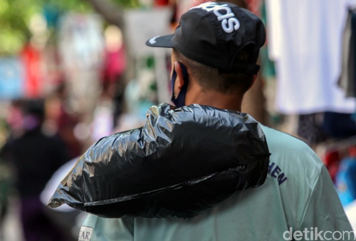Pemprov DKI Jakarta melarang penggunaan kantong plastik seklai pakai di mal hingga pasar. Larangan itu mulai diberlakukan pada 1 Juli 2020 mendatang.