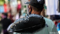 Terkait dengan besarnya penggunaan sampah plastik tersebut, jika terus dibiarkan, maka dampaknya tidak baik terhadap lingkungan.