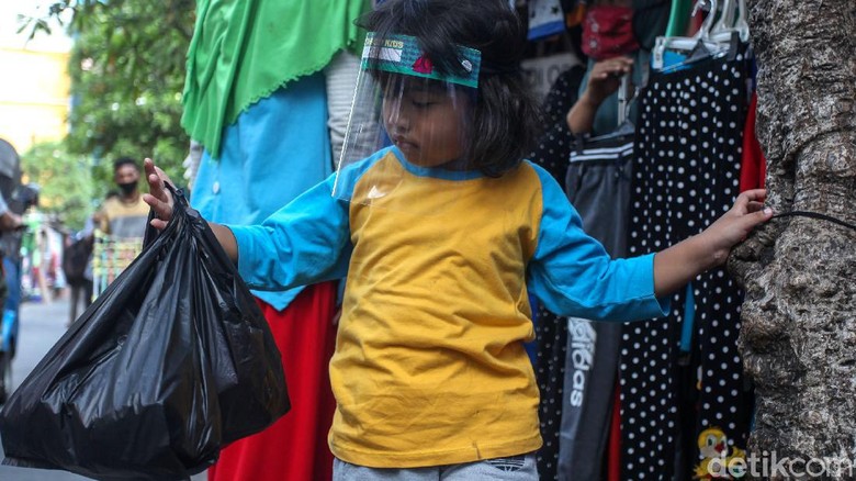 Siap-siap! Besok Kantong Plastik Dilarang di Jakarta Pemprov DKI Jakarta melarang penggunaan kantong plastik seklai pakai di mal hingga pasar. Larangan itu mulai diberlakukan pada 1 Juli 2020 mendatang.