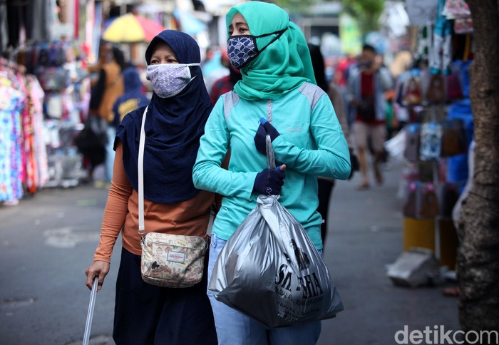 Pemprov DKI Jakarta melarang penggunaan kantong plastik seklai pakai di mal hingga pasar. Larangan itu mulai diberlakukan pada 1 Juli 2020 mendatang.