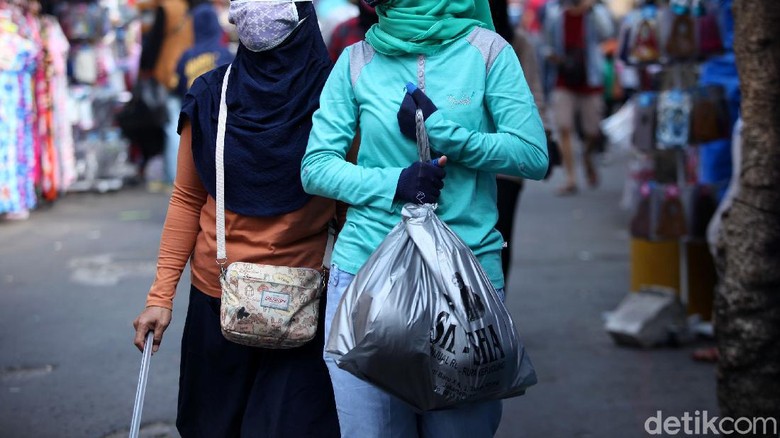 Siap-siap! Besok Kantong Plastik Dilarang di Jakarta Pemprov DKI Jakarta melarang penggunaan kantong plastik seklai pakai di mal hingga pasar. Larangan itu mulai diberlakukan pada 1 Juli 2020 mendatang.