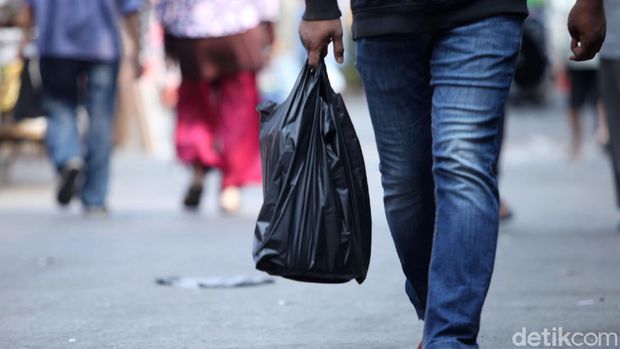 Pemprov DKI Jakarta melarang penggunaan kantong plastik seklai pakai di mal hingga pasar. Larangan itu mulai diberlakukan pada 1 Juli 2020 mendatang.