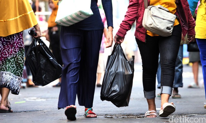 Pemprov DKI Jakarta melarang penggunaan kantong plastik seklai pakai di mal hingga pasar. Larangan itu mulai diberlakukan pada 1 Juli 2020 mendatang.