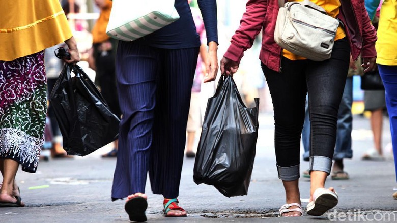 Pemprov DKI Jakarta melarang penggunaan kantong plastik seklai pakai di mal hingga pasar. Larangan itu mulai diberlakukan pada 1 Juli 2020 mendatang.