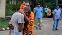Sakib adalah salah satu dari lebih dari 500 anak yang telah diberikan jaminan melalui pengadilan virtual, yang didirikan dengan dukungan UNICEF oleh Mahkamah Agung Bangladesh pada bulan Mei. Sebagian besar anak-anak yang ditahan di pusat-pusat penahanan ini ada karena pelanggaran ringan, tetapi bahkan kasus-kasus ini dapat memakan waktu berbulan-bulan - bahkan bertahun-tahun - untuk diselesaikan.
