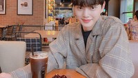 Jika tadi ke restoran, sekarang Song Kang kulineran di kafe. Ia menikmati satu gelas es Americano dan sepotong kue cokelat dengan topping ceri segar di atasnya. Foto: Instagram @songkang_b