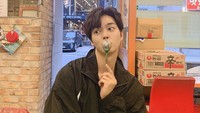 Ia kembali memamerkan momennya di restoran. Kali ini Song Kang berpose dengan sendoknya sambil menunggu pesanan makanannya tiba. Foto: Instagram @songkang_b
