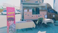 Tak hanya satu food truck saja, penggemarnya yang lain juga mengirimkan ke lokasi syuting. Food truck kali ini berisikan kopi dan aneka camilan. Foto: Instagram @songkang_b
