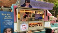 Selama proses syuting, para penggemarnya kerap mengirimkan food truck berupa minuman kopi. Ia pun mengunggah food truck tersebut ke akun Instagram miliknya untuk mengapresiasi penggemarnya itu. Foto: Instagram @songkang_b