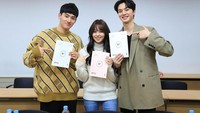 Tak hanya Song Kang, sederet pemeran lainnya juga masih sama. Ada Jung Ga Ram dan Kim So Hyun yang akan membuat drama tersebut makin spesial. Foto: Instagram @songkang_b