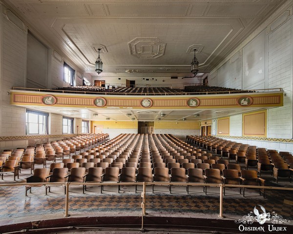 Bangunan Art Deco dan Revival Klasik ini yang dramatis ini bertengger tinggi di atas bukit, menghadap kota di bawah. Auditorium merupakan salah satu ruangan yang ada di dalam sekolah. Sekolah terpaksa ditutup pada pertengahan 2000-an.  Bangunan Art Deco dan Revival Klasik ini yang dramatis ini bertengger tinggi di atas bukit, menghadap kota di bawah. Auditorium merupakan salah satu ruangan yang ada di dalam sekolah. Sekolah terpaksa ditutup pada pertengahan 2000-an. Â