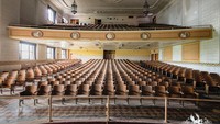 Bangunan Art Deco dan Revival Klasik ini  yang dramatis ini bertengger tinggi di atas bukit, menghadap kota di bawah.  Auditorium merupakan salah satu ruangan yang ada di dalam sekolah. Sekolah terpaksa ditutup pada pertengahan 2000-an.  