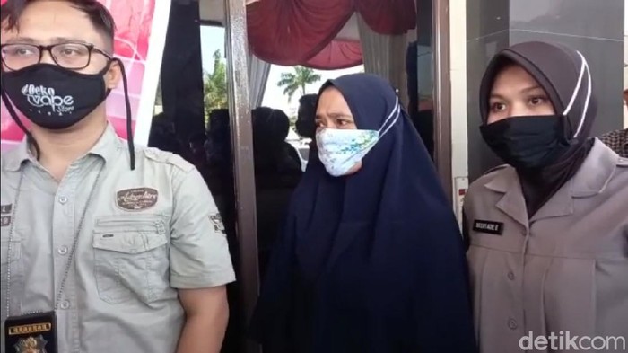 Tersangka kasus penggelapan dana nasabah Rp 6 miliar menjalani pemeriksaan di Polresta Tegal, Selasa (30/6/2020).