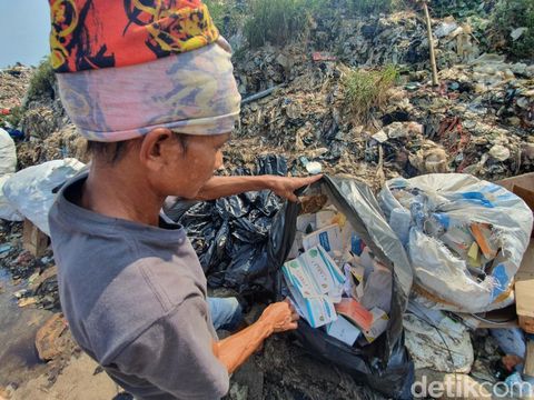 Tumpukan limbah medis diduga bekas penanganan COVID-19 di TPA Sumur Batu Bekasi (Isal Mawardi/detikcom)