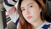 Via pun doyan selfie di dalam mobil lo. Dok. Instagram/viavallen